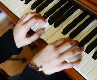 Die Pianistin von Theresienstadt. © dpa/Zentralbild/Jens Kalaene